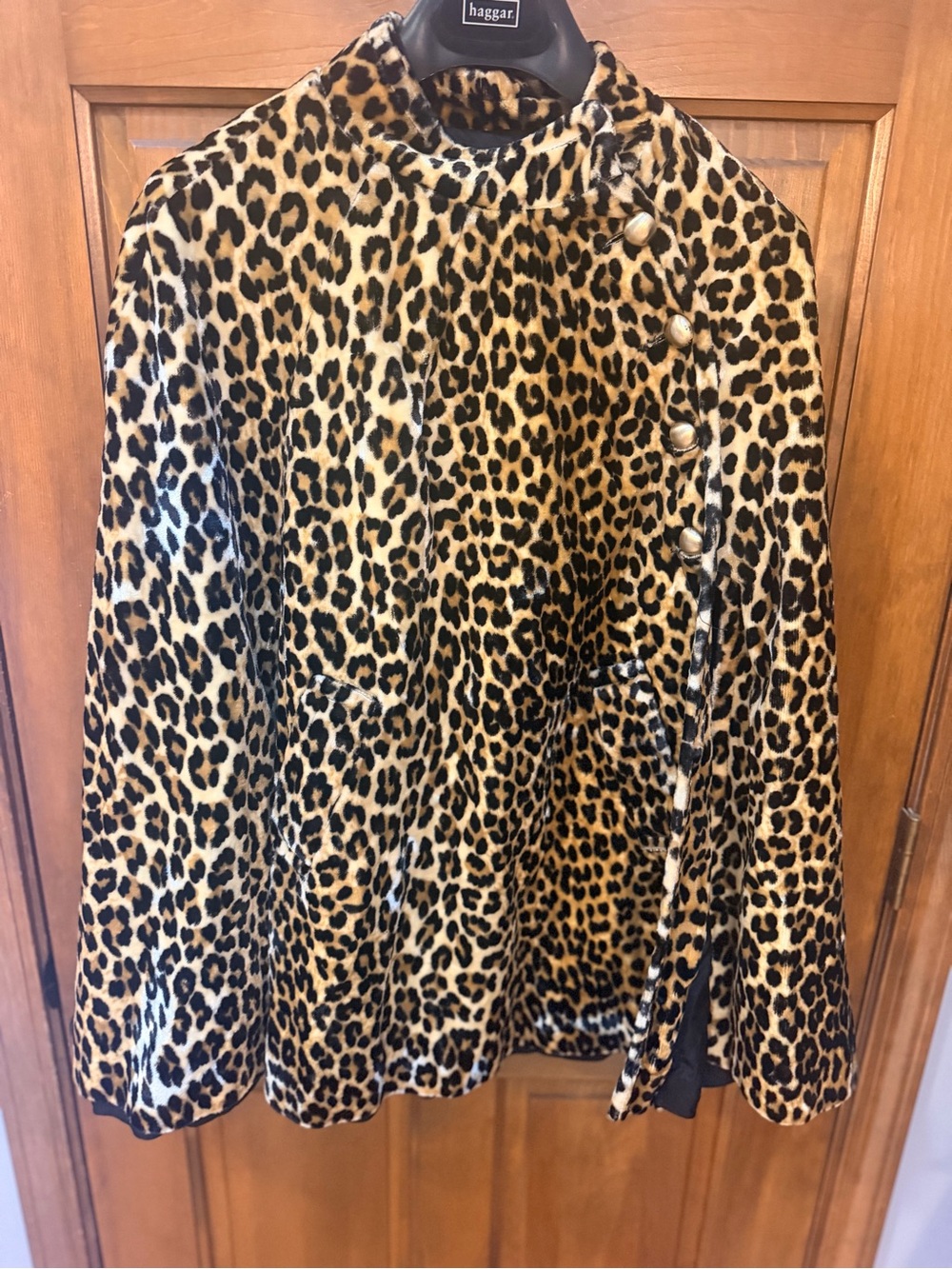 Leopard Print Faux Fur vintage cape. Circa 1960’s  - Brown/Black